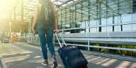 Menerapkan tips packing minimalis liburan dengan koper ringkas