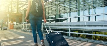 Menerapkan tips packing minimalis liburan dengan koper ringkas