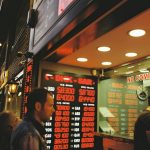 Ilustrasi tips tukar uang asing di money changer resmi dengan kurs terbaik.