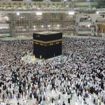 Alt Text: Waspada Visa Non-Haji: Ilustrasi lautan jemaah haji berpakaian ihram putih sedang berjalan khusyuk mengelilingi Ka'bah saat prosesi tawaf di Masjidil Haram Makkah
