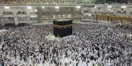 Alt Text: Waspada Visa Non-Haji: Ilustrasi lautan jemaah haji berpakaian ihram putih sedang berjalan khusyuk mengelilingi Ka'bah saat prosesi tawaf di Masjidil Haram Makkah