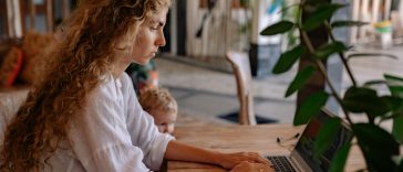 Ilustrasi Work life balance dengan suasana meja kerja yang tenang.