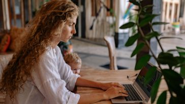 Ilustrasi Work life balance dengan suasana meja kerja yang tenang.