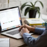 Profesional bekerja dengan sistem arsitektur kerja AI-native di laptop modern