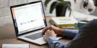 Profesional bekerja dengan sistem arsitektur kerja AI-native di laptop modern