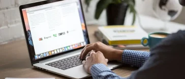 Profesional bekerja dengan sistem arsitektur kerja AI-native di laptop modern