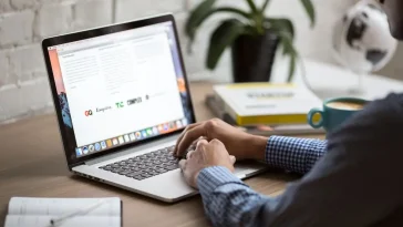 Profesional bekerja dengan sistem arsitektur kerja AI-native di laptop modern