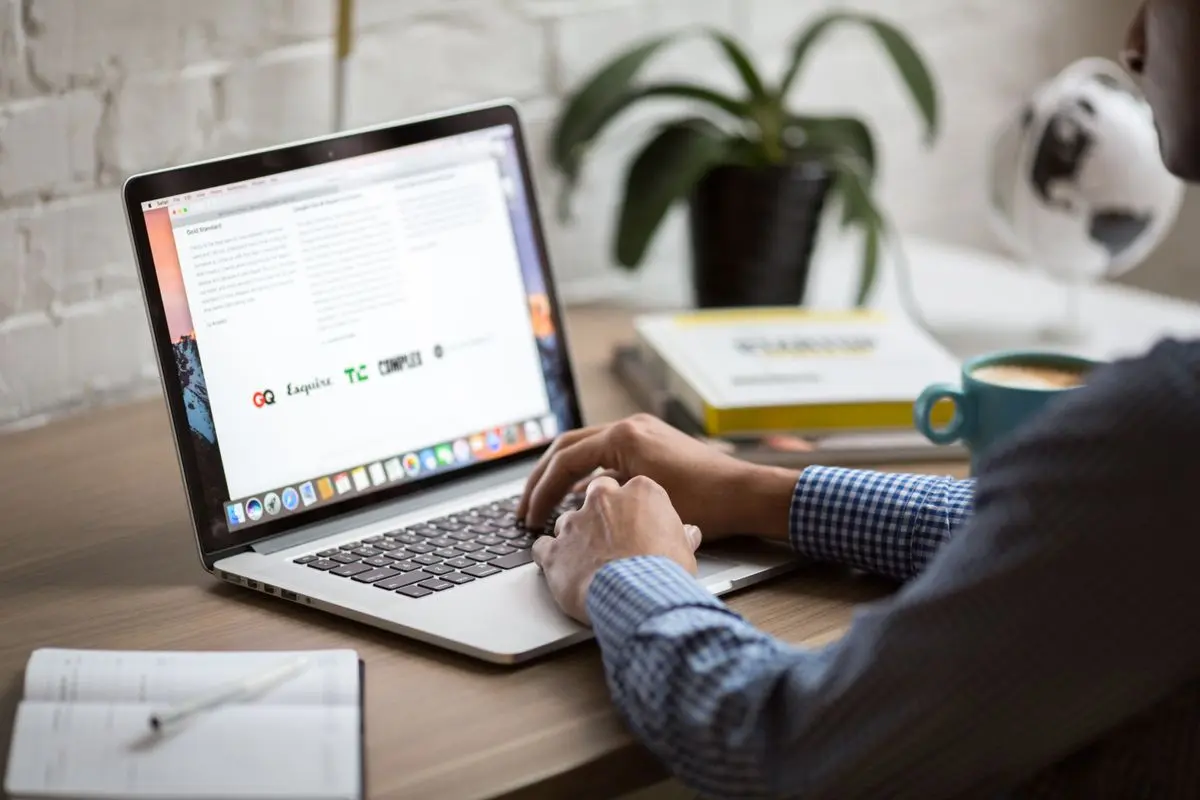 Profesional bekerja dengan sistem arsitektur kerja AI-native di laptop modern