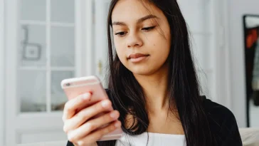 Gaji UMR Haj Sultan: Ilustrasi seseorang menatap layar handphone-nya
