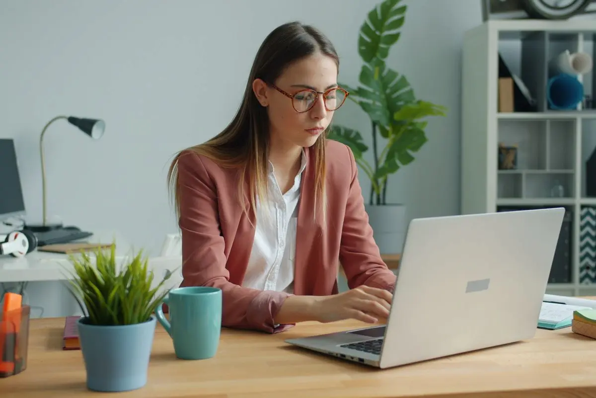 Profesional bekerja dengan sistem arsitektur kerja AI-native di laptop modern