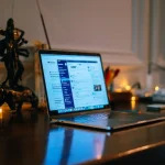 Strategi side hustle karyawan: Ilustrasi ruang kerja minimalis dengan laptop untuk kerja sampingan
