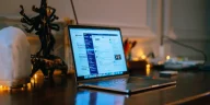 Strategi side hustle karyawan: Ilustrasi ruang kerja minimalis dengan laptop untuk kerja sampingan