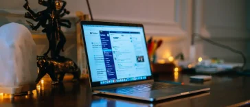 Strategi side hustle karyawan: Ilustrasi ruang kerja minimalis dengan laptop untuk kerja sampingan