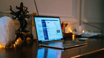 Strategi side hustle karyawan: Ilustrasi ruang kerja minimalis dengan laptop untuk kerja sampingan