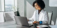 Optimasi LinkedIn fresh graduate: Ilustrasi seorang profesional muda yang optimasi LinkedIn untuk menarik perhatian recruiter