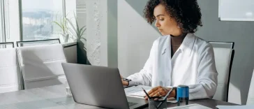 Optimasi LinkedIn fresh graduate: Ilustrasi seorang profesional muda yang optimasi LinkedIn untuk menarik perhatian recruiter