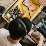 Tips packing hemat: Ilustrasi menyusun pakaian dengan metode gulung ke dalam koper ransel