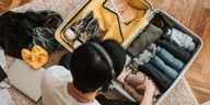 Tips packing hemat: Ilustrasi menyusun pakaian dengan metode gulung ke dalam koper ransel