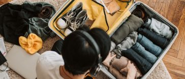 Tips packing hemat: Ilustrasi menyusun pakaian dengan metode gulung ke dalam koper ransel