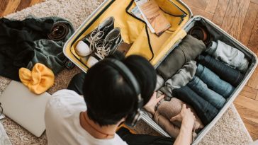 Tips packing hemat: Ilustrasi menyusun pakaian dengan metode gulung ke dalam koper ransel