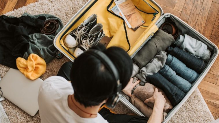 Tips packing hemat: Ilustrasi menyusun pakaian dengan metode gulung ke dalam koper ransel