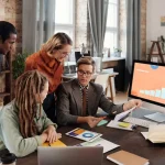 AI-augmented workflow: Ilustrasi para profesionals menggunakan AI workflow untuk bekerja
