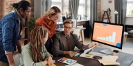AI-augmented workflow: Ilustrasi para profesionals menggunakan AI workflow untuk bekerja