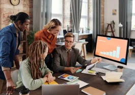 AI-augmented workflow: Ilustrasi para profesionals menggunakan AI workflow untuk bekerja