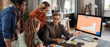AI-augmented workflow: Ilustrasi para profesionals menggunakan AI workflow untuk bekerja