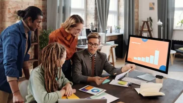 AI-augmented workflow: Ilustrasi para profesionals menggunakan AI workflow untuk bekerja