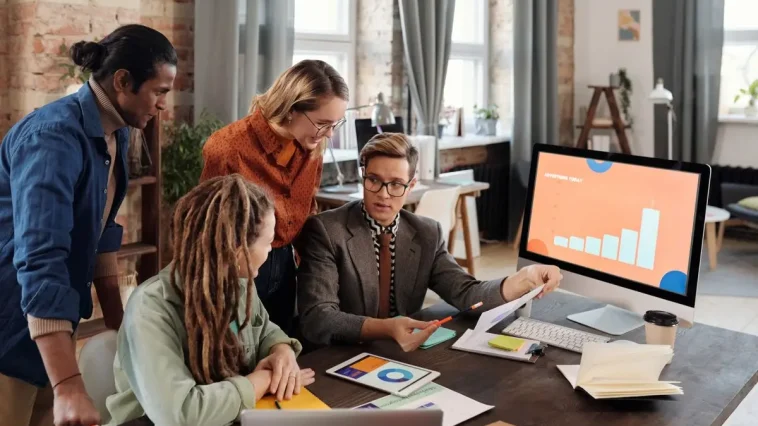 AI-augmented workflow: Ilustrasi para profesionals menggunakan AI workflow untuk bekerja