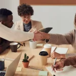 Networking linkedin introvert: Ilustrasi para profesional sedang meeting kasual di kantor