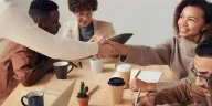 Networking linkedin introvert: Ilustrasi para profesional sedang meeting kasual di kantor