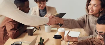Networking linkedin introvert: Ilustrasi para profesional sedang meeting kasual di kantor