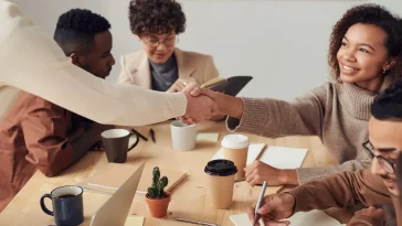 Networking linkedin introvert: Ilustrasi para profesional sedang meeting kasual di kantor