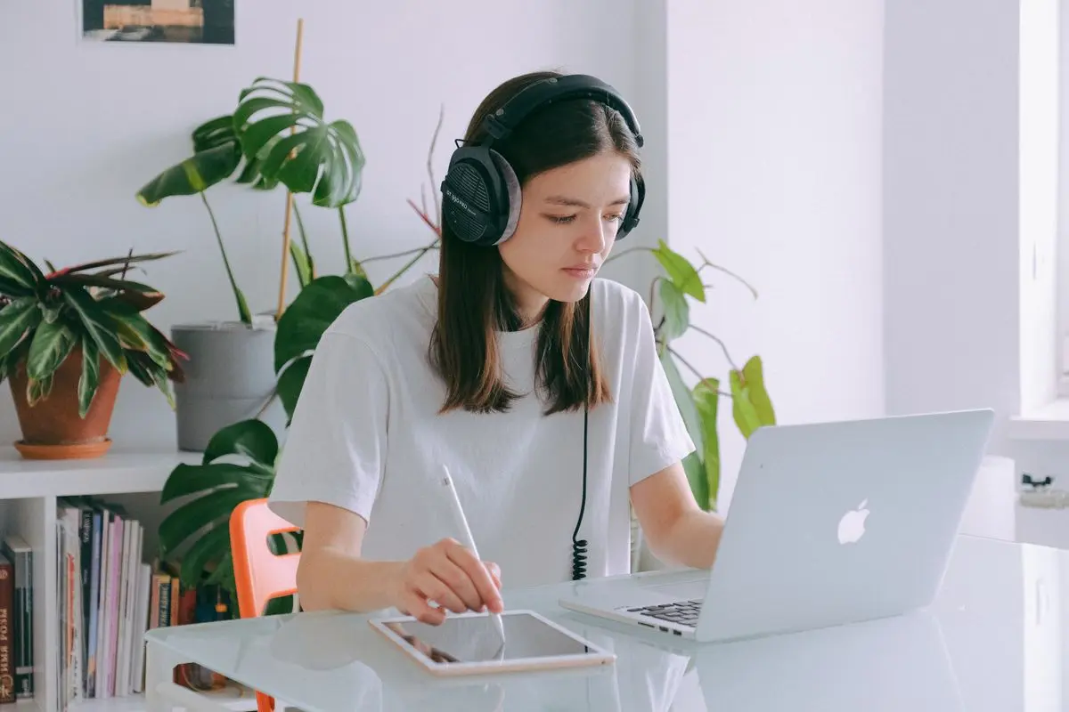 Ilustrasi seorang pekerja sedang melakukan AI Prompting Mastery di layar laptop modern