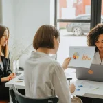Sistem sales to delivery: Ilustrasi para profeisonal bekerja dengan laptop modern.