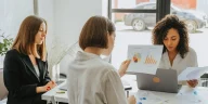 Sistem sales to delivery: Ilustrasi para profeisonal bekerja dengan laptop modern.
