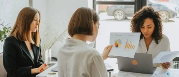 Sistem sales to delivery: Ilustrasi para profeisonal bekerja dengan laptop modern.