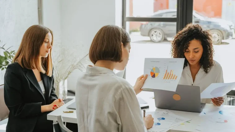 Sistem sales to delivery: Ilustrasi para profeisonal bekerja dengan laptop modern.