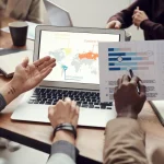 Ilustrasi paraprofesional menerapkan SOP onboarding otomatis saat bekerja