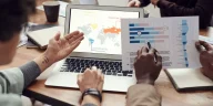 Ilustrasi paraprofesional menerapkan SOP onboarding otomatis saat bekerja