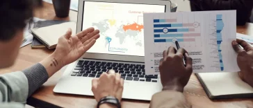 Ilustrasi paraprofesional menerapkan SOP onboarding otomatis saat bekerja
