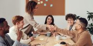 Survive 90 hari kerja: Ilustrasi profesional muda yang tenang dan fokus bekerja di kantor yang nyaman
