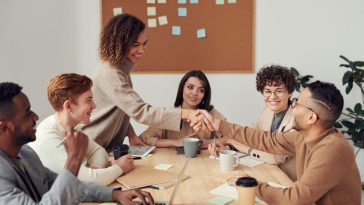 Survive 90 hari kerja: Ilustrasi profesional muda yang tenang dan fokus bekerja di kantor yang nyaman