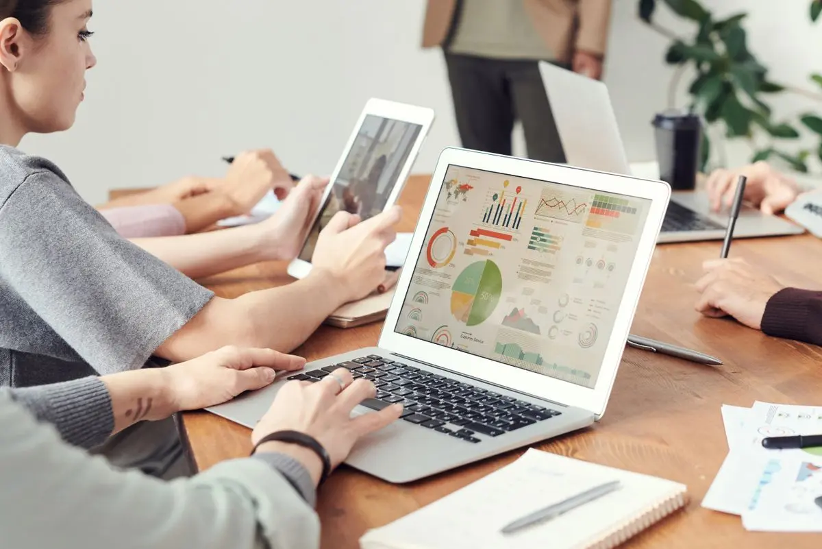 AI-augmented workflow: Ilustrasi para profesional keluar dari jebakan Hidden Productivity Costs