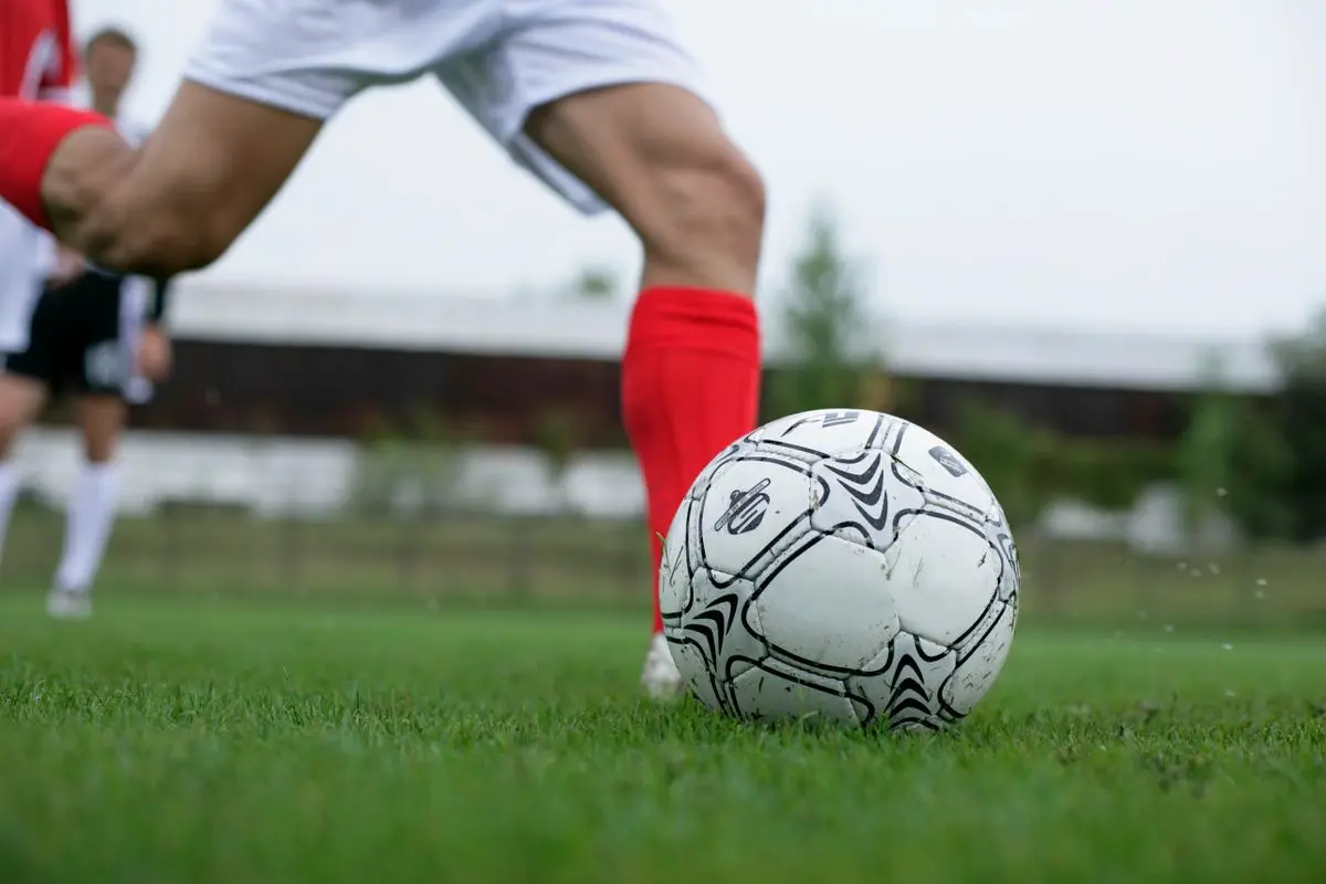 Produktivitas kerja piala dunia: Ilustrasi pemain sepak bola dalam sebuah pertandingan.
