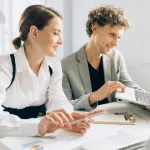 Delegasi tanpa micromanagement: Ilustrasi para profesional yang sedang diskusi.