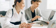 Delegasi tanpa micromanagement: Ilustrasi para profesional yang sedang diskusi.