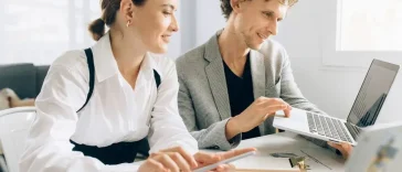 Delegasi tanpa micromanagement: Ilustrasi para profesional yang sedang diskusi.